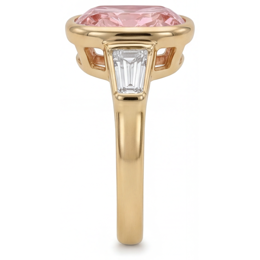 Dreistein-Ring aus 14K Gelbgold mit natürlichem Pfirsich-Padparadscha-Saphir 3,9 Karat im Kissenschliff und weisser Baguette-Lünette