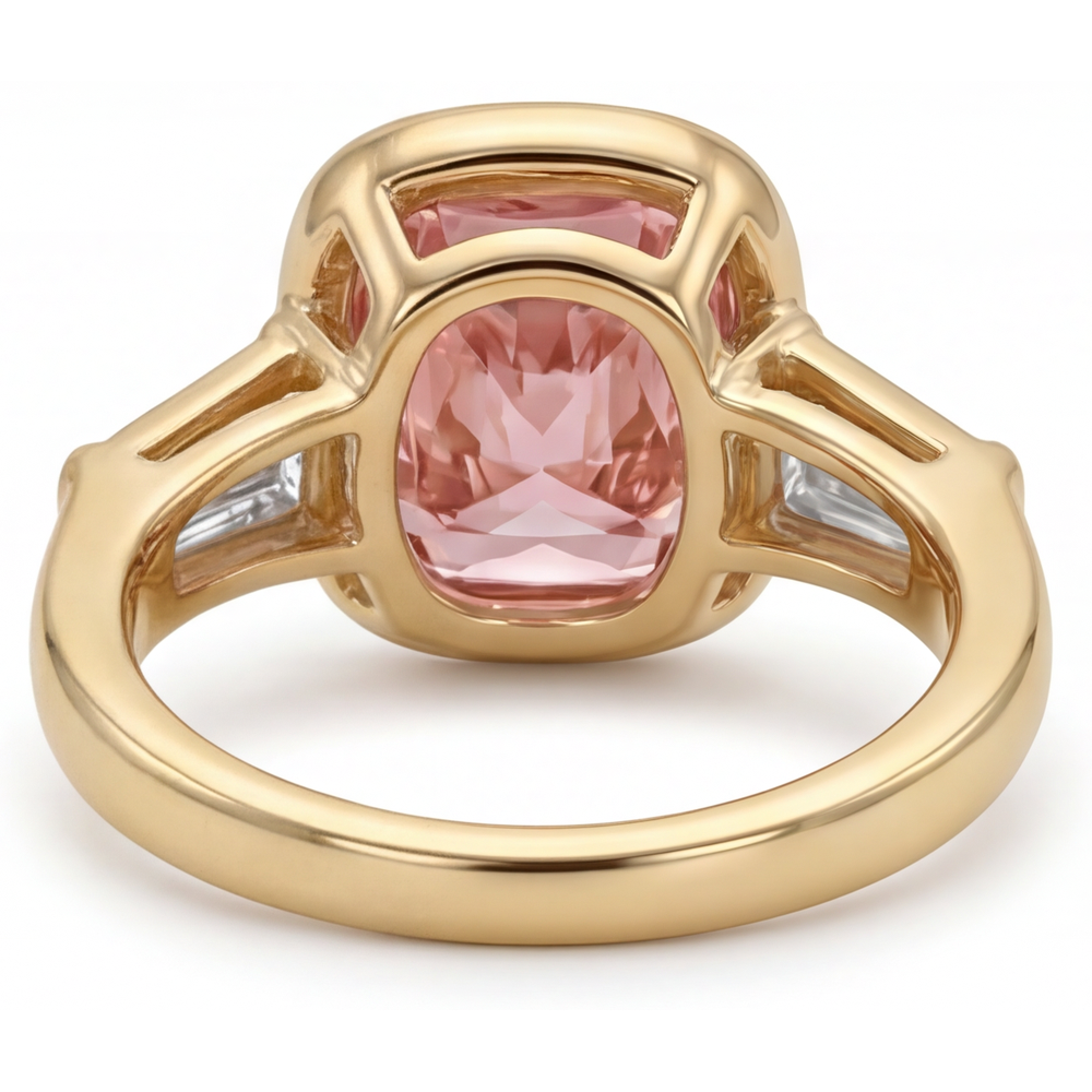 Dreistein-Ring aus 14K Gelbgold mit natürlichem Pfirsich-Padparadscha-Saphir 3,9 Karat im Kissenschliff und weisser Baguette-Lünette