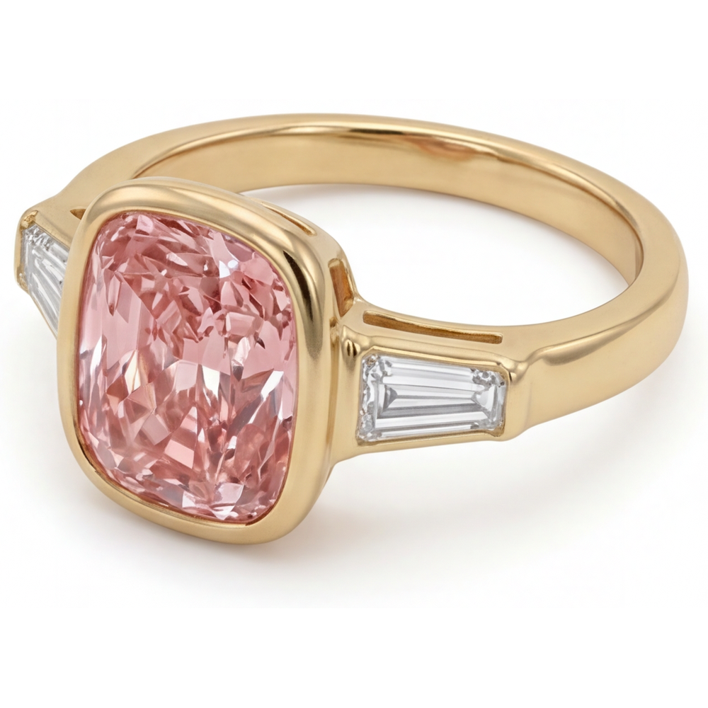 Dreistein-Ring aus 14K Gelbgold mit natürlichem Pfirsich-Padparadscha-Saphir 3,9 Karat im Kissenschliff und weisser Baguette-Lünette