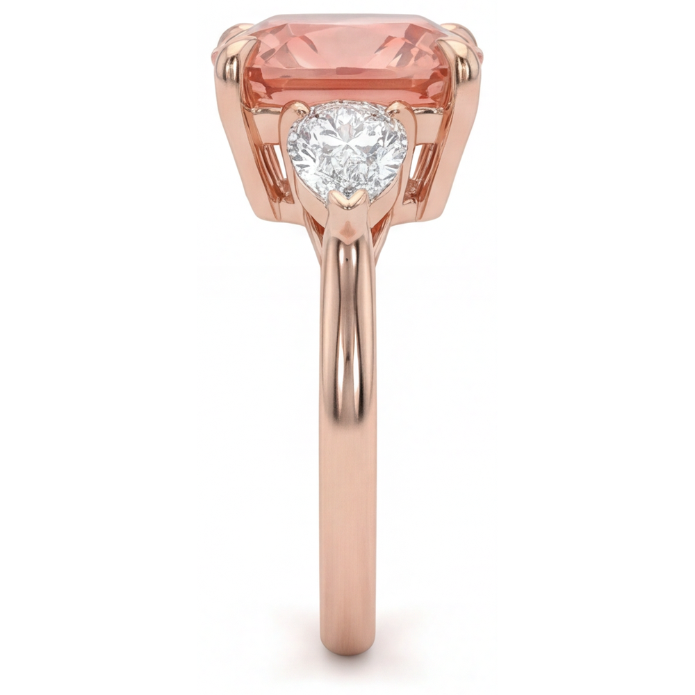 Natürlicher Pfirsich-Padparadscha-Saphir 2,9 Karat im Kissenschliff, verjüngter Dreistein-Ring, 14 Karat Roségold