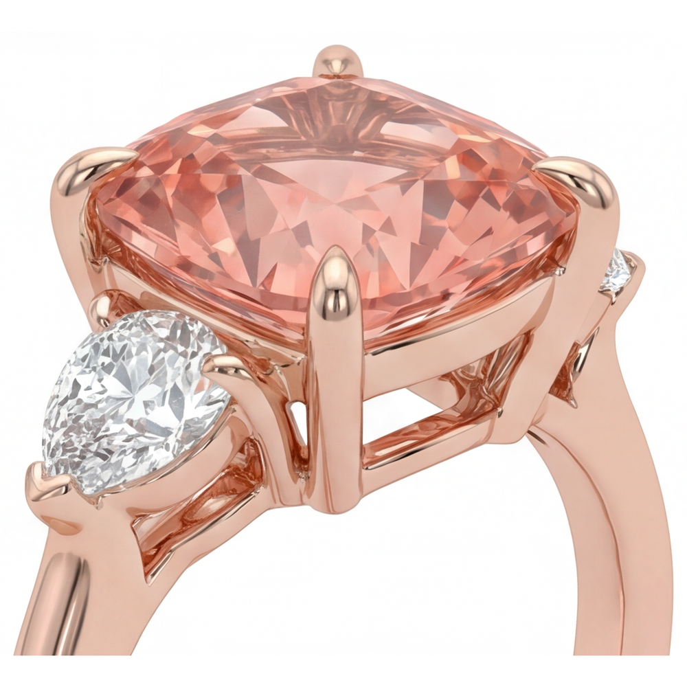 Natürlicher Pfirsich-Padparadscha-Saphir 2,9 Karat im Kissenschliff, verjüngter Dreistein-Ring, 14 Karat Roségold