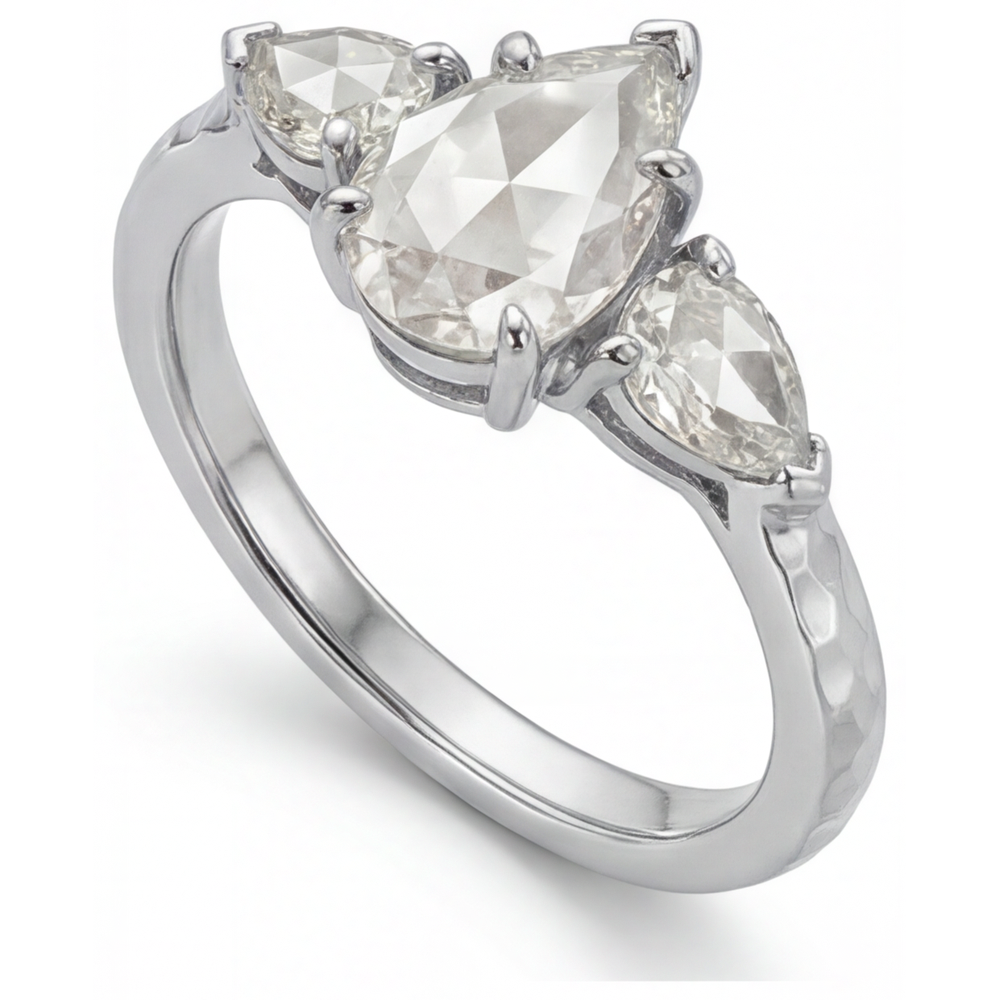 Diamant Birnen-Schliff Dreisteinring in 14K Weißgold – Seitenansicht