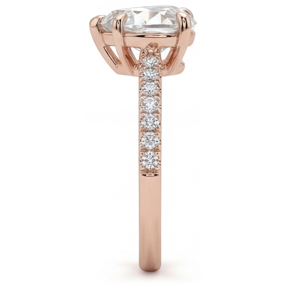 Naturreiner Diamant Solitär mit Seitensteinen – Schrägansicht