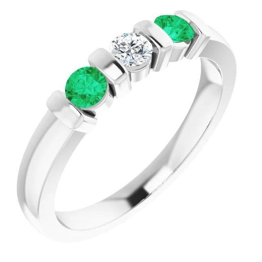 3 Steine Ring Runder Diamant Smaragd 0.90 Karat Stabfassung