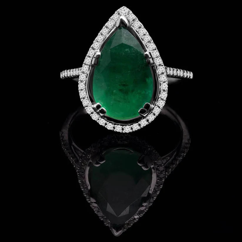 Verlobungsring mit 4,50 ct Grünem Smaragd Edelstein und Diamant