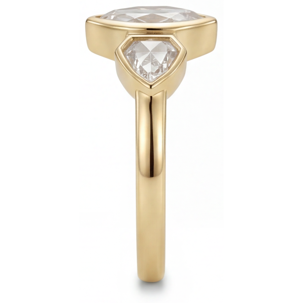 Natürlicher Edler Diamant Dreisteinring – Schrägansicht