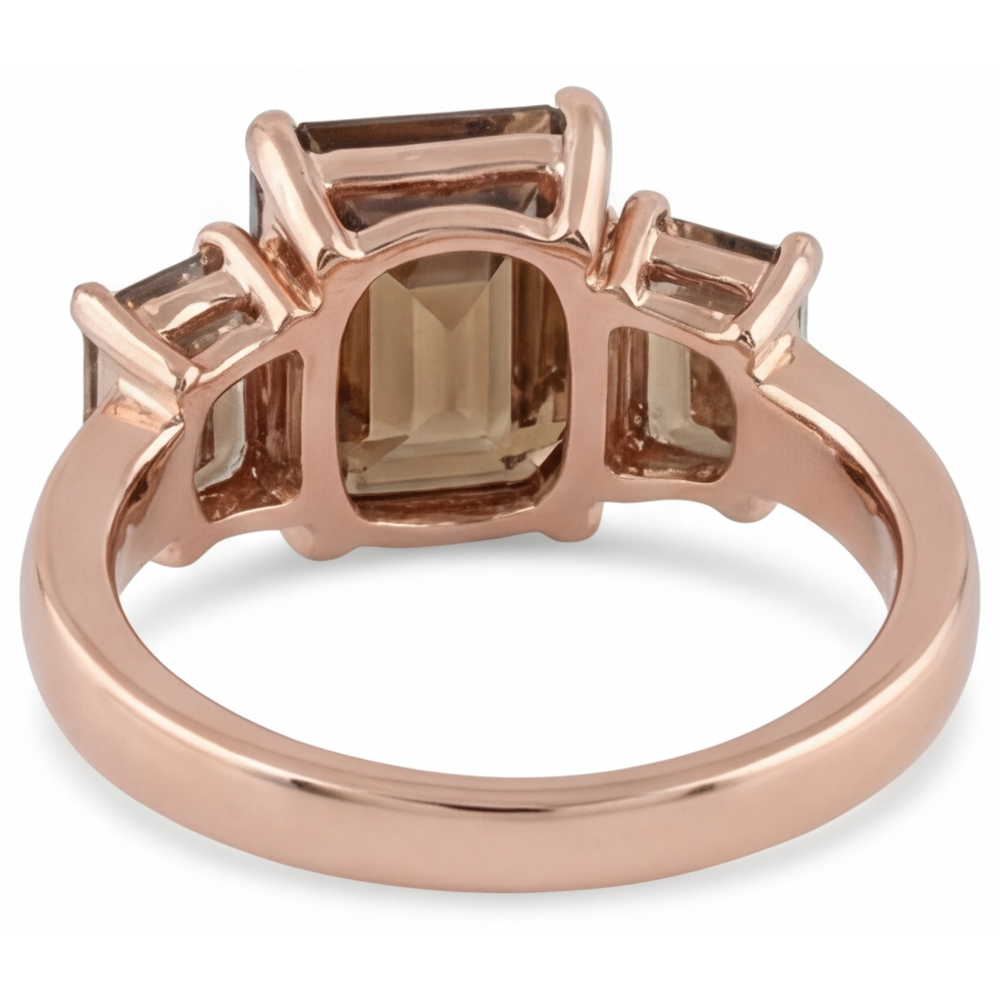 Dreisteinring 14 Karat Roségold mit Edler Diamant – Schrägansicht
