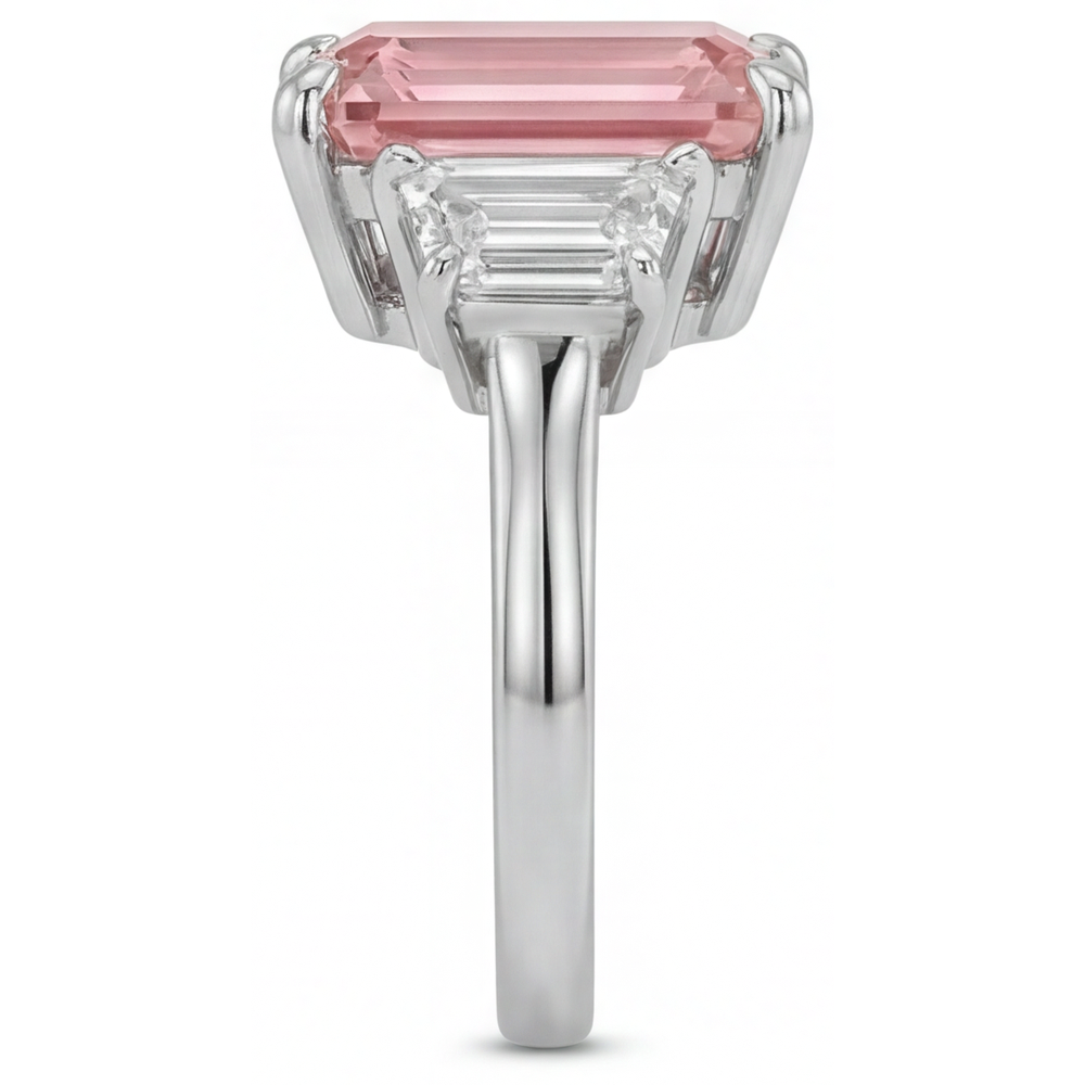 Pfirsichfarbener Padparadscha-Saphir-Ring, 4,6 Karat, im Labor gezüchtet, Smaragdschliff und weisse Trapez-Steine, Dreistein-Kathedralfassung, 14 Karat Gold