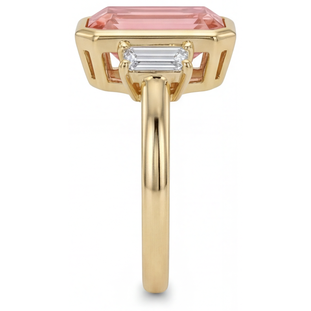 Laborgezüchteter Padparadscha-Saphir-Ring, 4,6 Karat, Smaragdschliff und weisse Baguettes, Lünette, Dreistein, 14 Karat Gelbgold