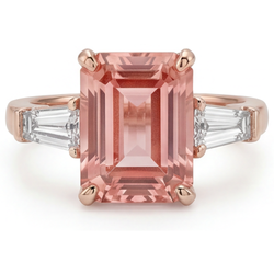 Pfirsich-Saphir-Ring 4,6 Karat, im Labor gezüchteter Padparadscha im Smaragdschliff und weisse Baguettes, Dreistein, 14 Karat Roségold