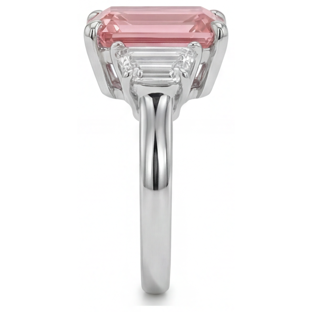 Pfirsichfarbener Padparadscha-Saphir, 4,6 Karat, im Labor gezüchtet, Smaragdschliff und weisse Trapeze, schlichter Dreisteinring aus 14 Karat Gold