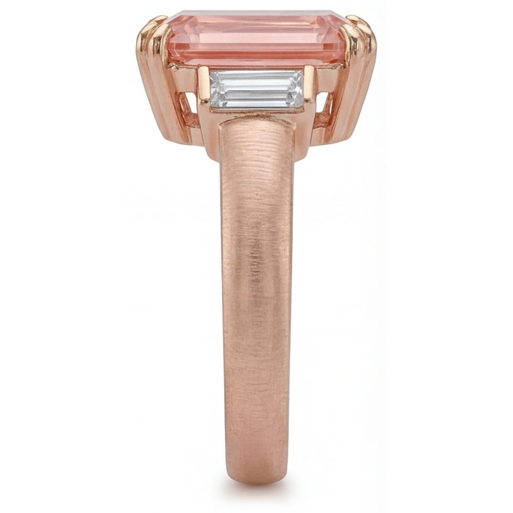 Oranger Padparadscha-Saphir-Dreistein-Ring 3,9 Karat mit echtem Smaragd und weissem Baguette, 14 Karat Roségold