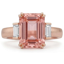 Oranger Padparadscha-Saphir-Dreistein-Ring 3,9 Karat mit echtem Smaragd und weissem Baguette, 14 Karat Roségold