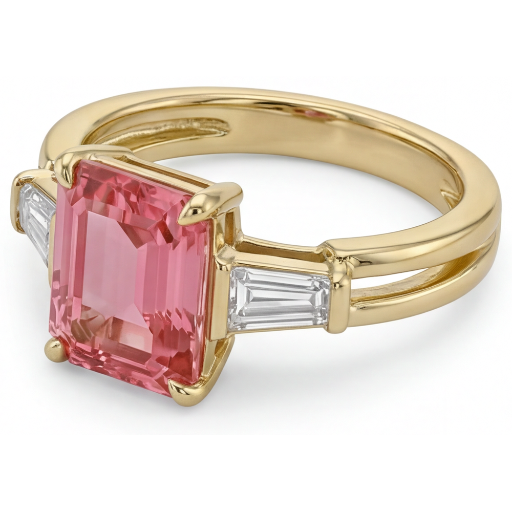 Pfirsich-Saphir-Ring 2,9 Karat, echter Padparadscha im Smaragdschliff und weisse Baguettes, Dreistein-Ring, 14 Karat Gelbgold