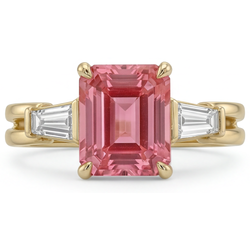 Pfirsich-Saphir-Ring 2,9 Karat, echter Padparadscha im Smaragdschliff und weisse Baguettes, Dreistein-Ring, 14 Karat Gelbgold
