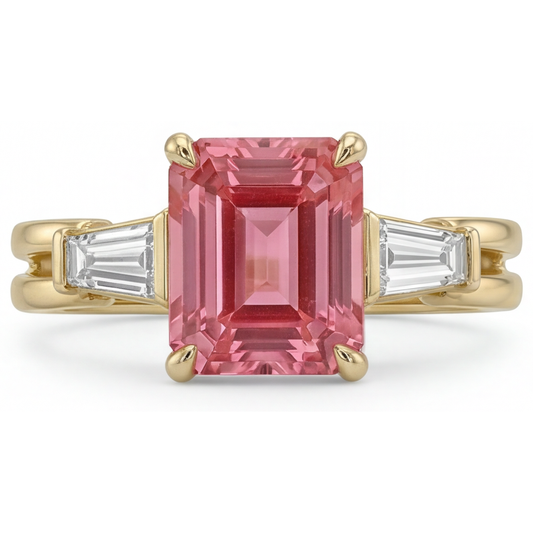Pfirsich-Saphir-Ring 2,9 Karat, echter Padparadscha im Smaragdschliff und weisse Baguettes, Dreistein-Ring, 14 Karat Gelbgold