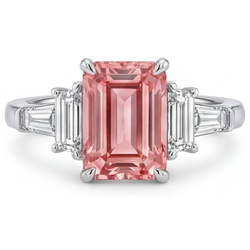 Padparadscha-Saphir-Verlobungsring 3,9 Karat, echter Smaragd und weisse Baguette-Diamanten, Drei-Stein-Kathedralfassung, 14 Karat Gold