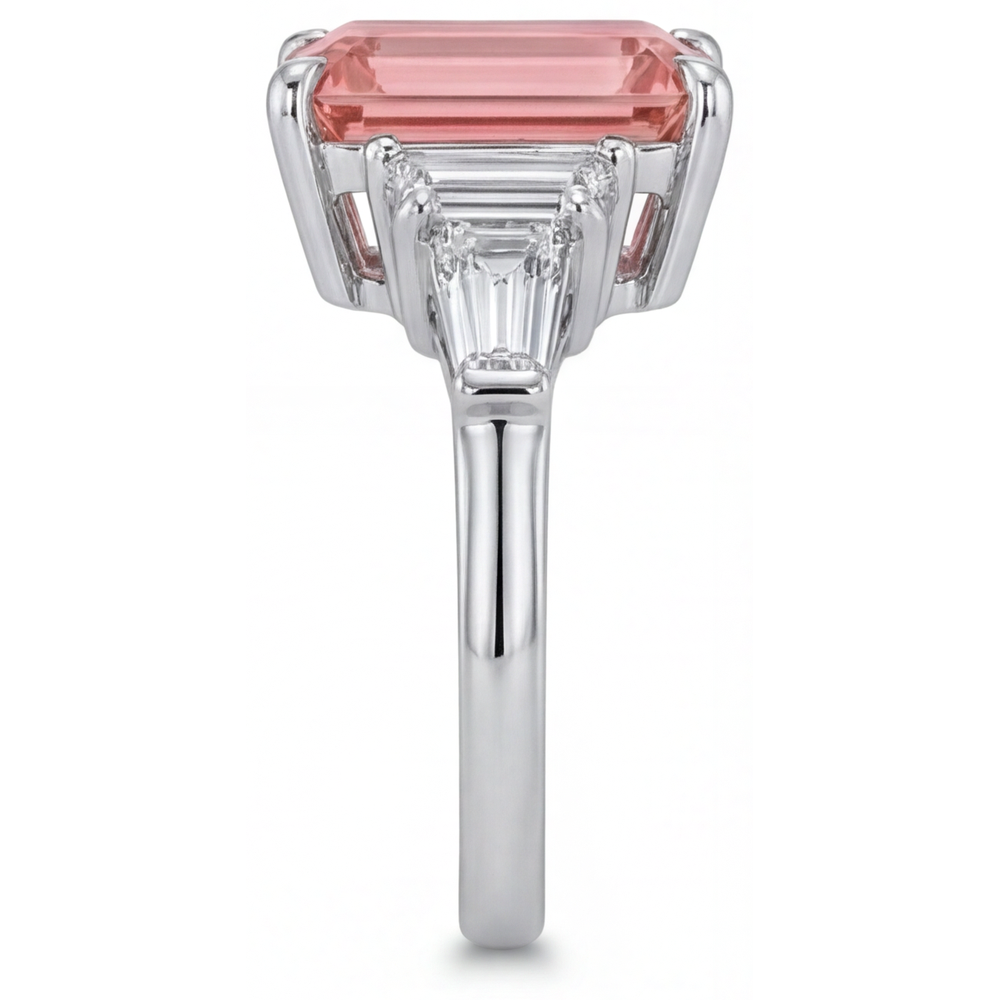 Padparadscha-Saphir-Verlobungsring 3,9 Karat, echter Smaragd und weisse Baguette-Diamanten, Drei-Stein-Kathedralfassung, 14 Karat Gold