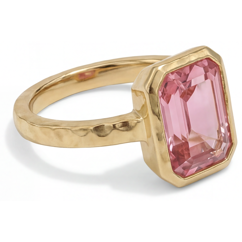 Solitärring mit Lünette aus 14 Karat Gelbgold mit natürlichem pfirsichfarbenem Padparadscha-Saphir im Smaragdschliff, 3 Karat