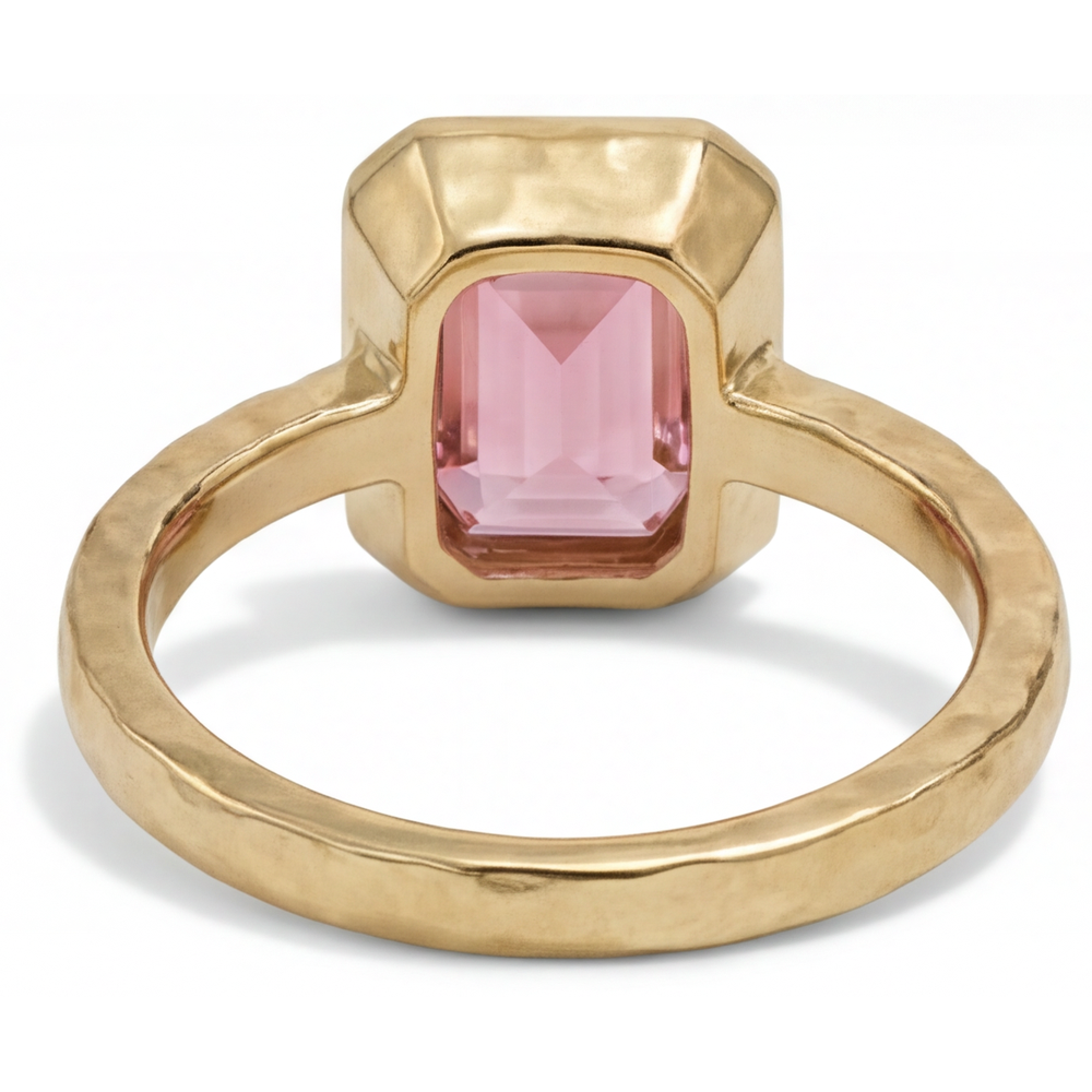 Solitärring mit Lünette aus 14 Karat Gelbgold mit natürlichem pfirsichfarbenem Padparadscha-Saphir im Smaragdschliff, 3 Karat