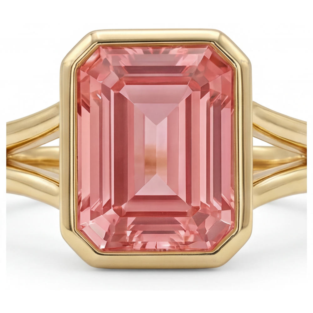 Ring aus 14 Karat Gelbgold mit natürlichem Padparadscha-Pfirsich-Saphir im Smaragdschliff, 3 Karat, Lünette und geteilter Ringschiene