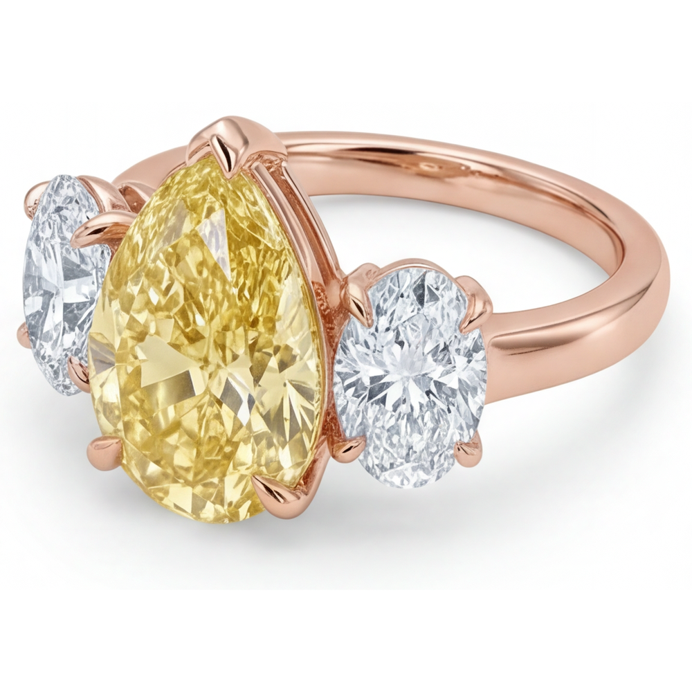 Brillanter Gelber Kanarienvogel-Diamant Dreisteinring 2 Karat – Schrägansicht