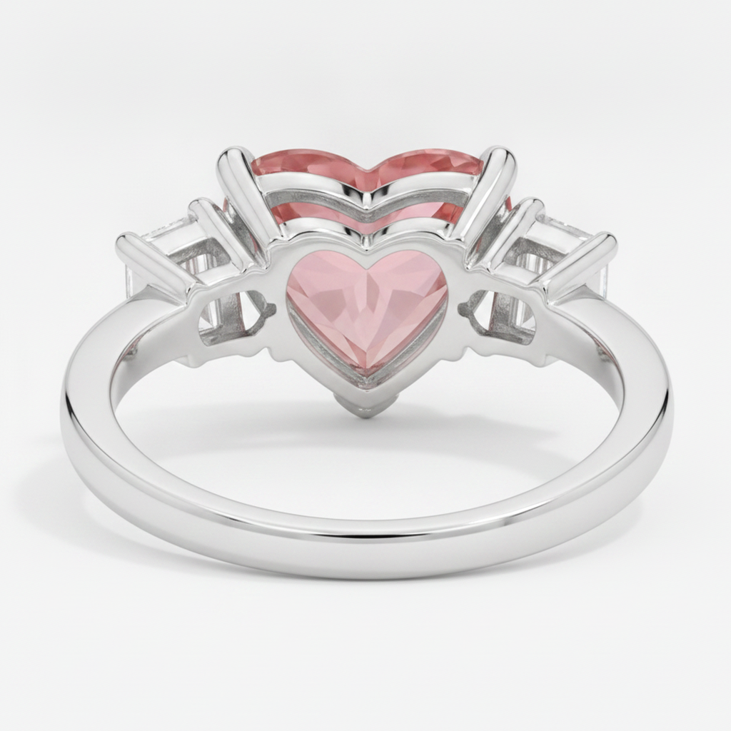 Padparadscha-Saphir-Dreisteinring 3,6 Karat natürlicher Herzschliff und weisse Baguettes Platin