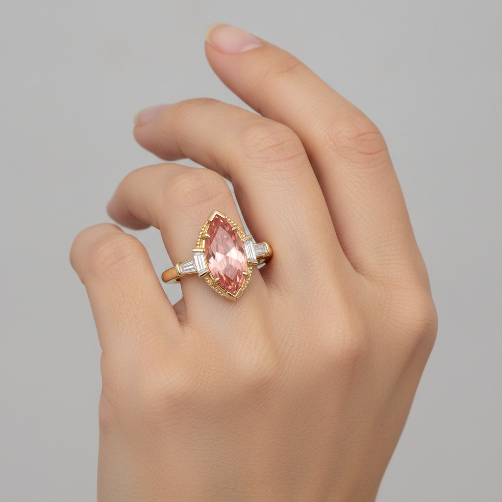 Padparadscha-Saphir-Ring, 4,1 Karat, im Labor gezüchtet, Marquise und weisse Baguettes, Dreistein, schlicht, 14 Karat Gelbgold