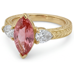 Pfirsichfarbener Padparadscha-Saphir 4,1 Karat, im Labor gezüchtet, Drei-Steine-Ring im Marquise-Schliff, 14 Karat Gelbgold