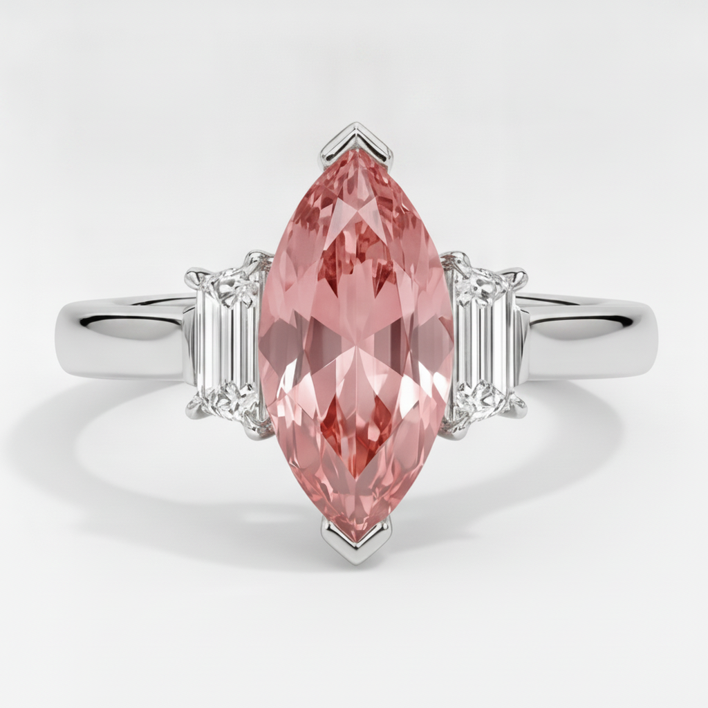 Dreisteinring aus Platin mit echtem 3,1 Karat Pfirsich-Padparadscha-Saphir im Marquise-Schliff und weissen Baguettes