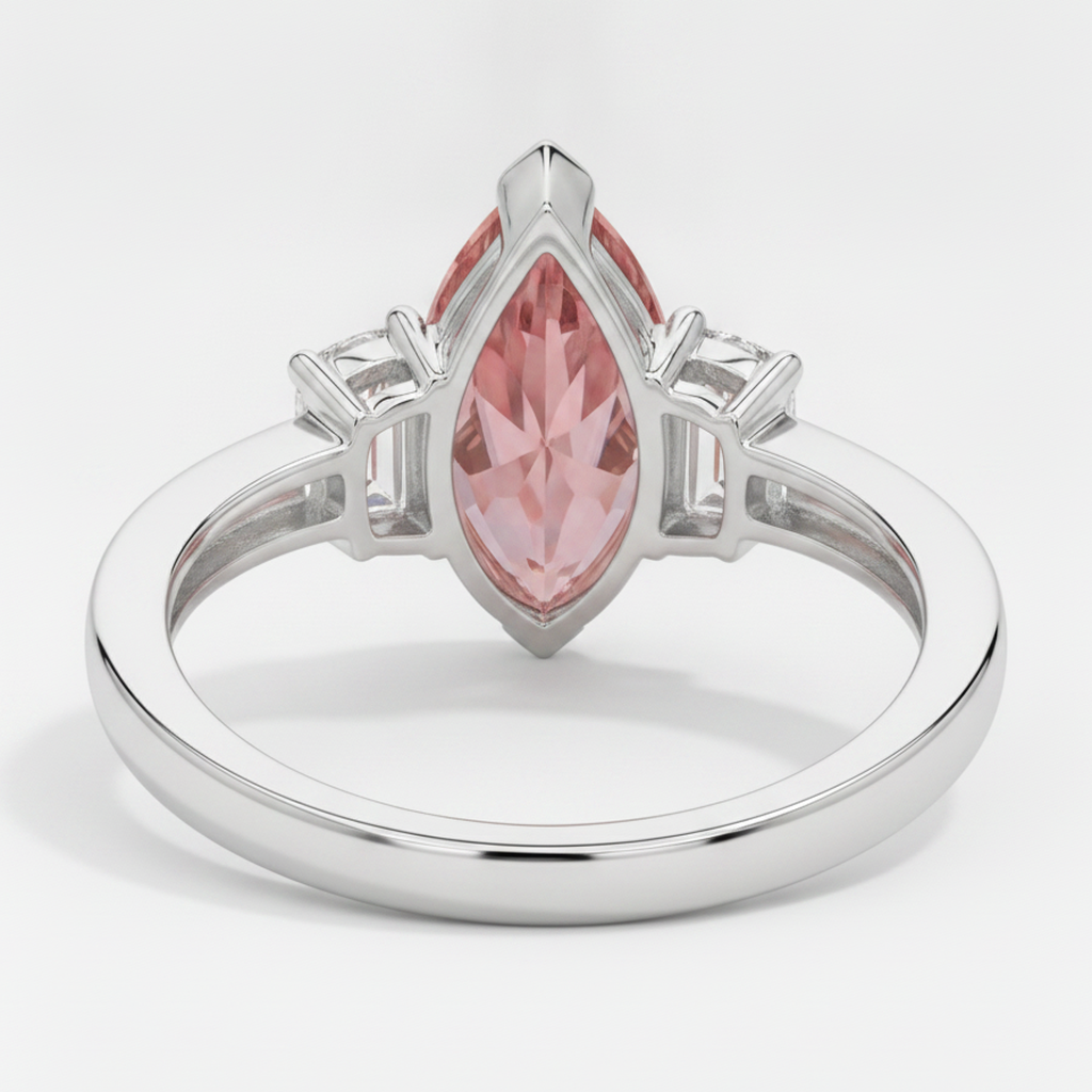 Dreisteinring aus Platin mit echtem 3,1 Karat Pfirsich-Padparadscha-Saphir im Marquise-Schliff und weissen Baguettes