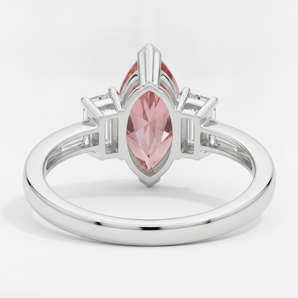 Dreisteinring aus Platin mit echtem 3,1 Karat Pfirsich-Padparadscha-Saphir im Marquise-Schliff und weissen Baguettes