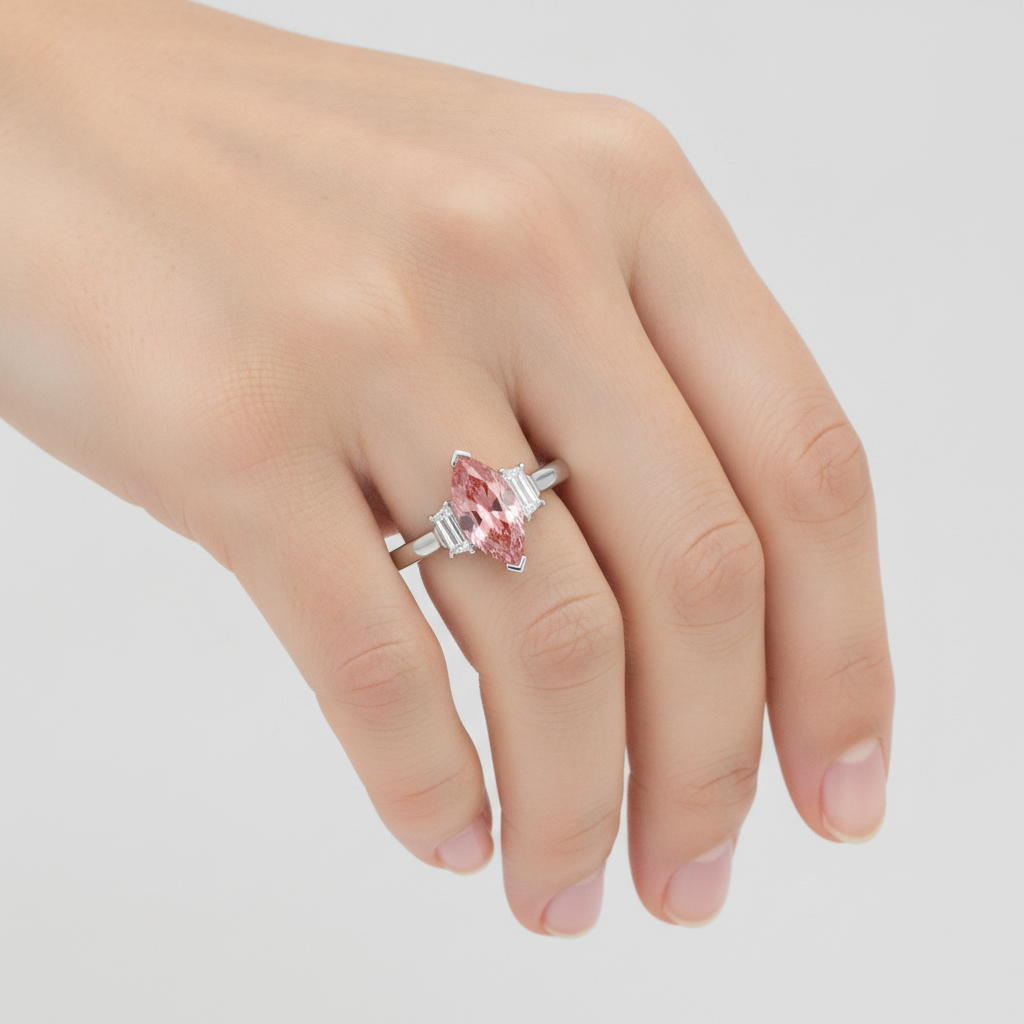 Dreisteinring aus Platin mit echtem 3,1 Karat Pfirsich-Padparadscha-Saphir im Marquise-Schliff und weissen Baguettes