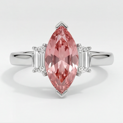 Dreisteinring aus Platin mit echtem 3,1 Karat Pfirsich-Padparadscha-Saphir im Marquise-Schliff und weissen Baguettes