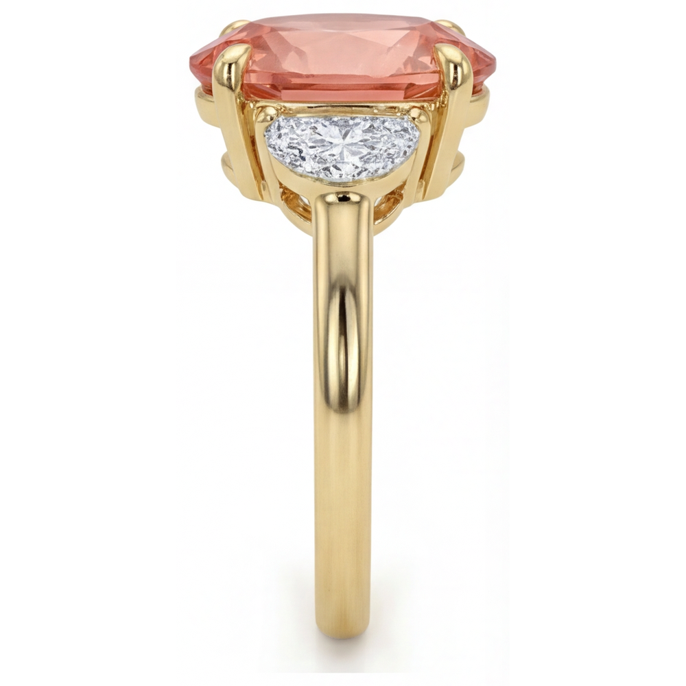 Verlobungsring mit pfirsichfarbenem Saphir 2,9 Karat, echter ovaler Padparadscha und weisse Halbmonde, Drei-Stein, 14 Karat Gelbgold