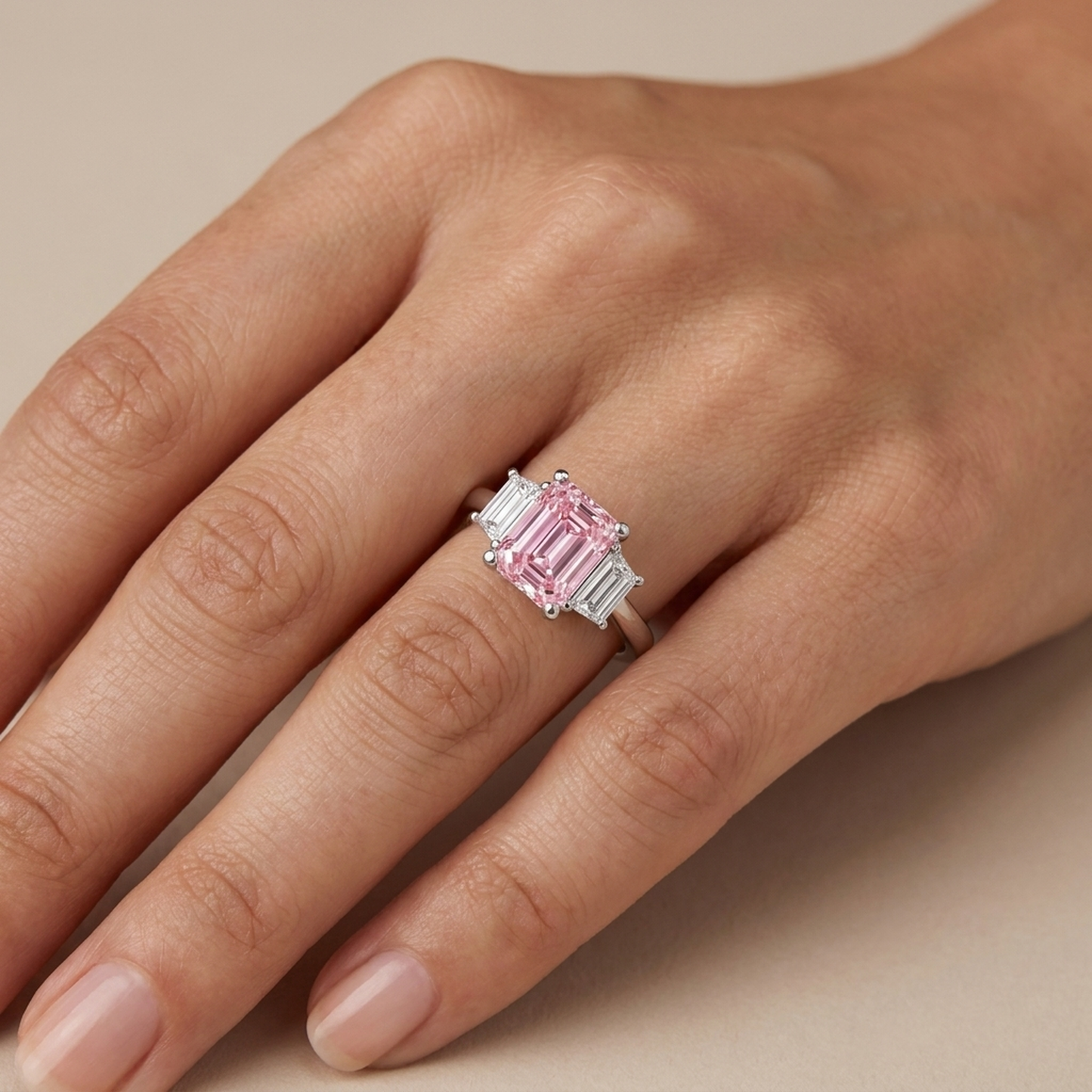 Verlobungsring mit rosa Diamant im Smaragdschliff, 4 Karat