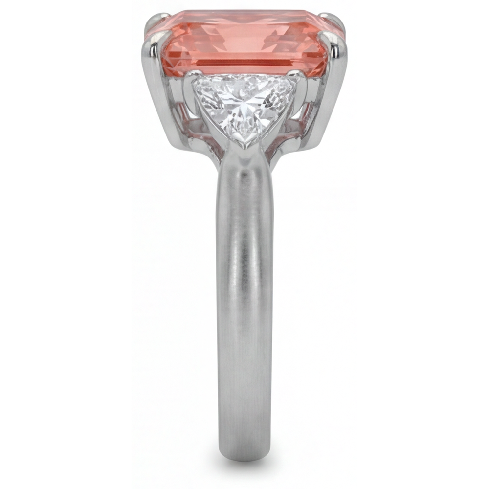 Dreistein-Kathedralenring aus 14 Karat Gold mit echtem pfirsichfarbenem Padparadscha-Saphir von 3,4 Karat im Radiant-Schliff und weissen Trillanten