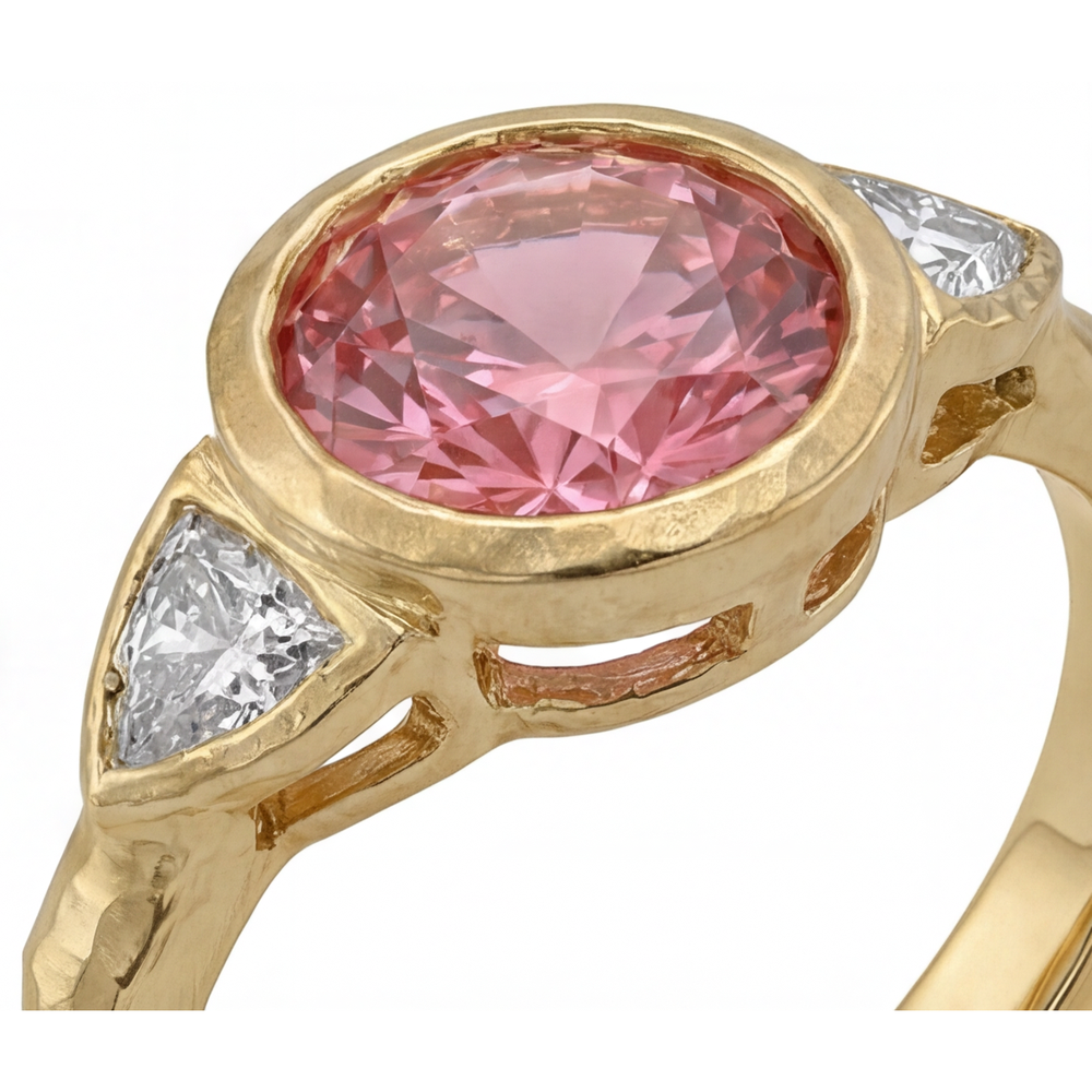 Padparadscha-Ring mit 2,6 Karat natürlichem rundem Saphir und weissem Trillant, Lünette, Dreistein-Design, 14 Karat Gelbgold