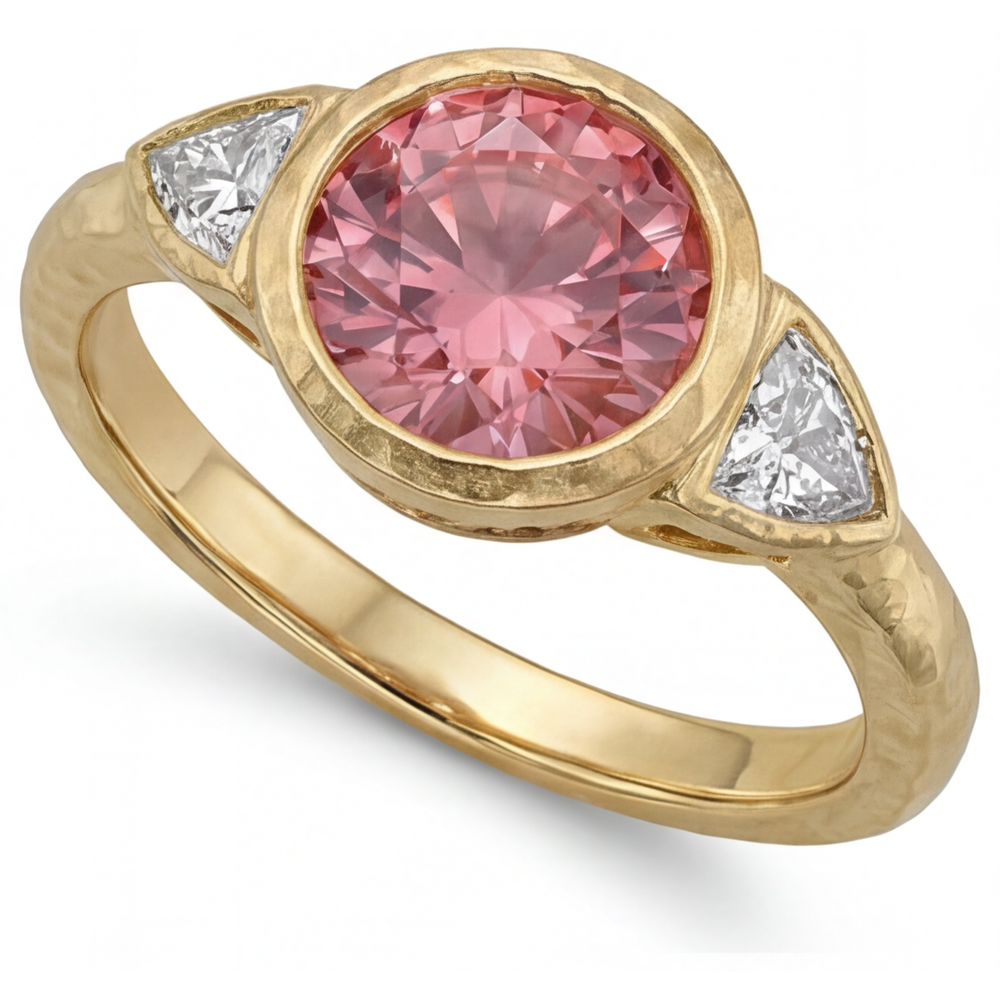 Padparadscha-Ring mit 2,6 Karat natürlichem rundem Saphir und weissem Trillant, Lünette, Dreistein-Design, 14 Karat Gelbgold
