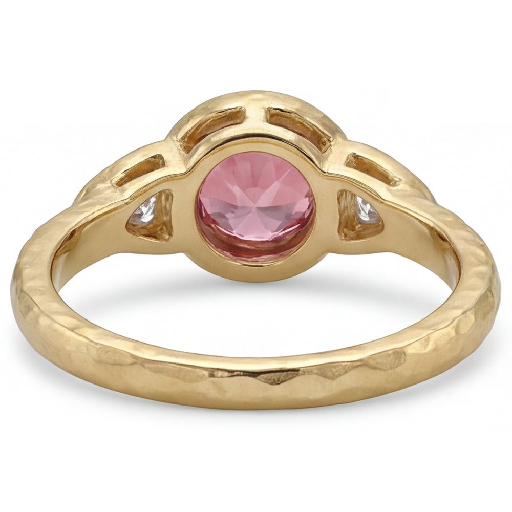 Padparadscha-Ring mit 2,6 Karat natürlichem rundem Saphir und weissem Trillant, Lünette, Dreistein-Design, 14 Karat Gelbgold