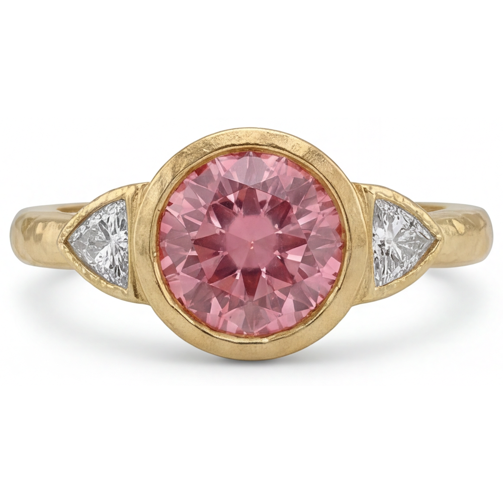 Padparadscha-Ring mit 2,6 Karat natürlichem rundem Saphir und weissem Trillant, Lünette, Dreistein-Design, 14 Karat Gelbgold