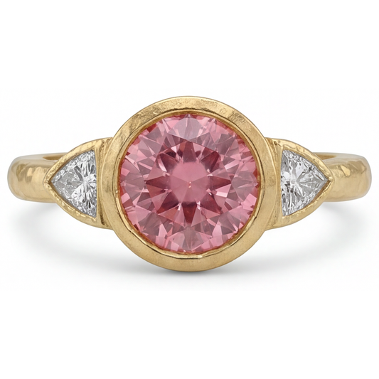 Padparadscha-Ring mit 2,6 Karat natürlichem rundem Saphir und weissem Trillant, Lünette, Dreistein-Design, 14 Karat Gelbgold