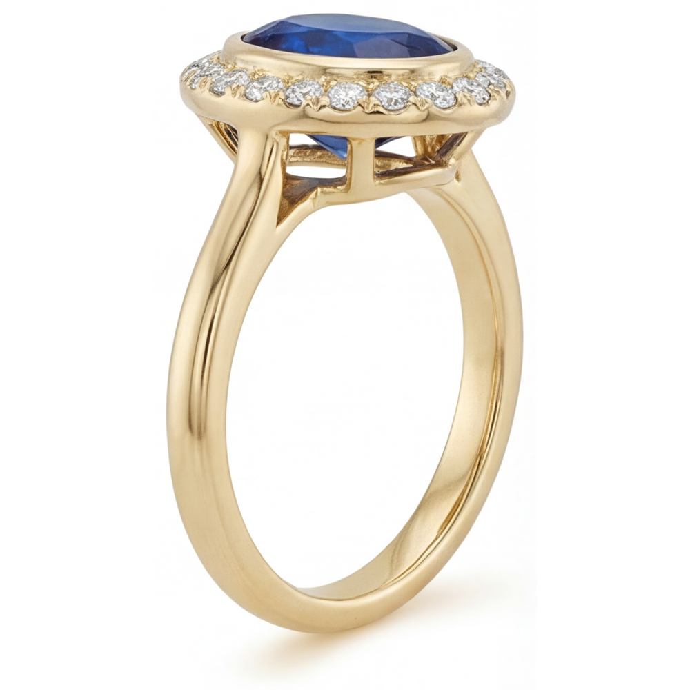 Royalblauer Saphir Oval-Schliff Farbstein-Ring in 14 Karat Gelbgold – Schrägansicht