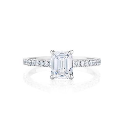 Ring Aus Weißgold Mit Smaragd Und Natürliche Diamanten im Rundschliff Mit 3.25 Ct Und Akzenten