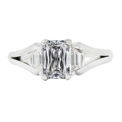 3 Steine Smaragd & Trapezoid Diamant Ring Split Shank 5.50 Karat