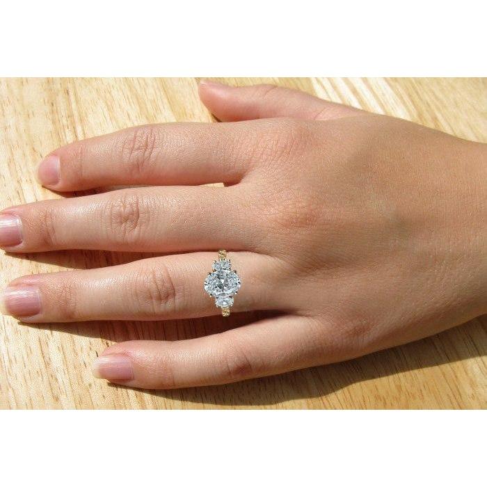 5,25 ct. Ovaler Diamanten-Verlobungsring mit drei Steinen Neu