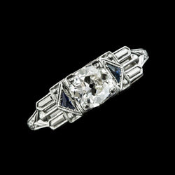 Alter Bergmann Ring aus drei Steinen mit rundem Diamanten & Trillion Saphir 2 Karat