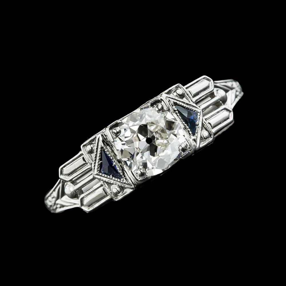 alter Bergmann Ring aus drei Steinen mit rundem Diamanten & Trillion Saphir, 2 Karat - harrychadent.ch