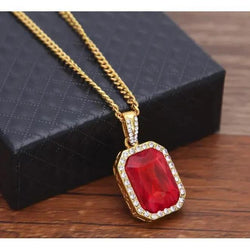 8,40 Karat strahlender Rubin mit runden Diamanten Anhänger Halskette 14K