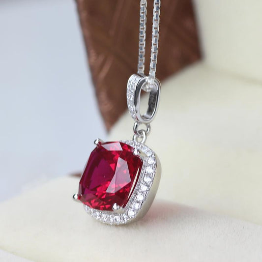 Roter Rubin mit Diamanten 8,25 ct Anhänger Halskette 14K Gold Weiß